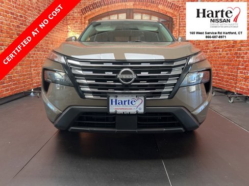 Used 2024 Nissan Rogue SV image 2