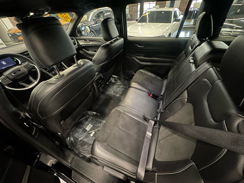 Used 2024 Jeep Grand Cherokee L Laredo image 21