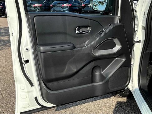 Certified 2025 Nissan Frontier SV image 9