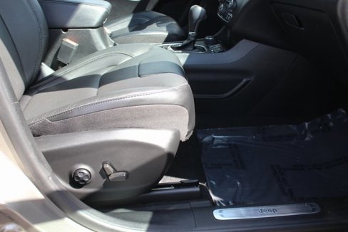 Used 2021 Jeep Cherokee Limited image 30