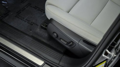 Certified 2025 Volvo XC40 B5 Plus w/ Climate Package image 21