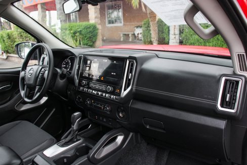 Used 2025 Nissan Frontier SV image 31