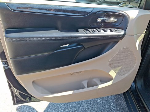 Used 2016 Dodge Grand Caravan SXT image 15