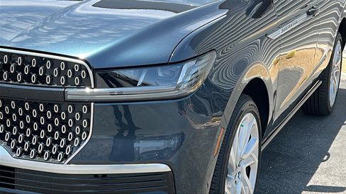 New 2025 Lincoln Navigator Reserve image 3