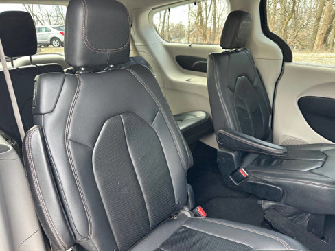 Used 2018 Chrysler Pacifica Touring-L w/ Tire & Wheel Group image 16