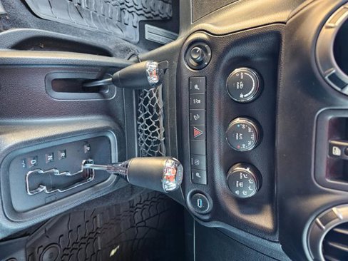 Used 2018 Jeep Wrangler Unlimited Sahara image 17