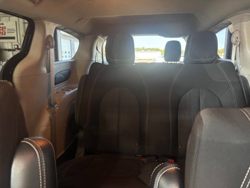 Used 2020 Chrysler Voyager L image 7