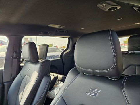 New 2026 Chrysler Pacifica Select image 24