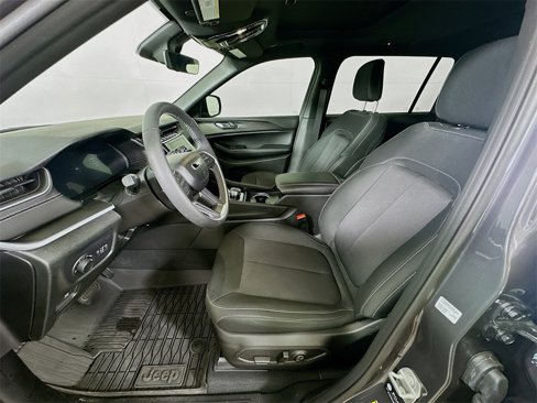 Used 2025 Jeep Grand Cherokee L Laredo image 16