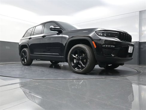New 2025 Jeep Grand Cherokee Limited w/ Black Appearance Package image 17
