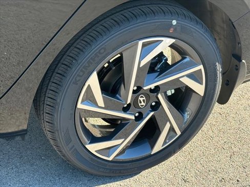 Certified 2024 Hyundai Elantra SEL w/ Convenience Package image 9