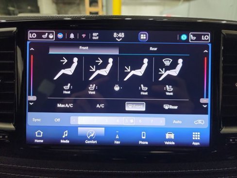 Used 2025 Chrysler Pacifica Limited image 28