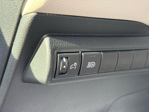 Used 2020 Toyota Corolla LE image 17