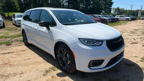 New 2026 Chrysler Pacifica Select image 5