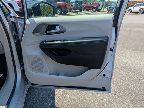 Used 2024 Chrysler Pacifica Touring-L image 27