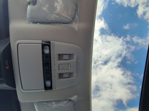 New 2025 Nissan Ariya Platinum image 18