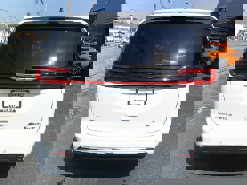 Used 2023 Chrysler Pacifica Touring-L image 4