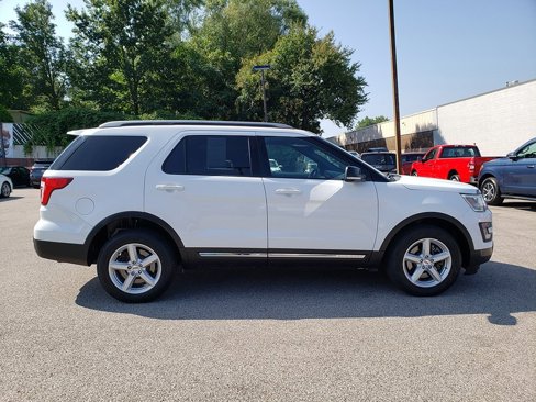 Used 2017 Ford Explorer XLT w/ Equipment Group 202A image 4
