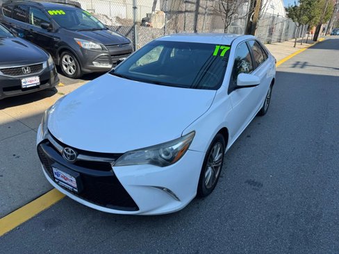 Used 2017 Toyota Camry SE image 2