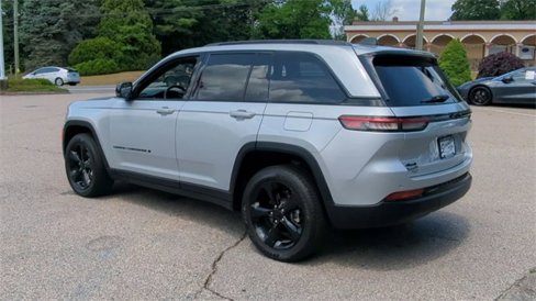 Used 2023 Jeep Grand Cherokee Altitude image 6