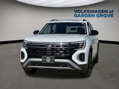 New 2025 Volkswagen Atlas Peak Edition SE image 4