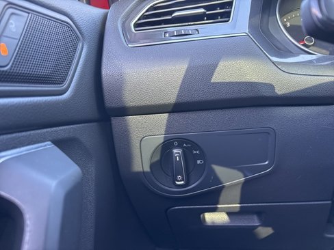 Used 2020 Volkswagen Tiguan SE w/ Panoramic Sunroof Package image 24