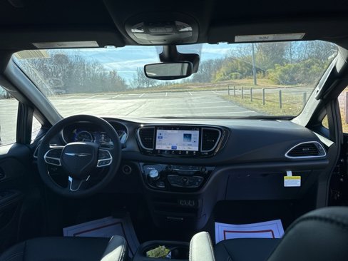 New 2025 Chrysler Voyager LX image 12