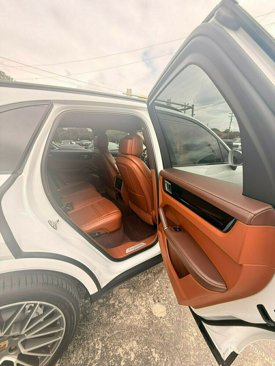 Used 2022 Porsche Cayenne w/ Premium Package image 17