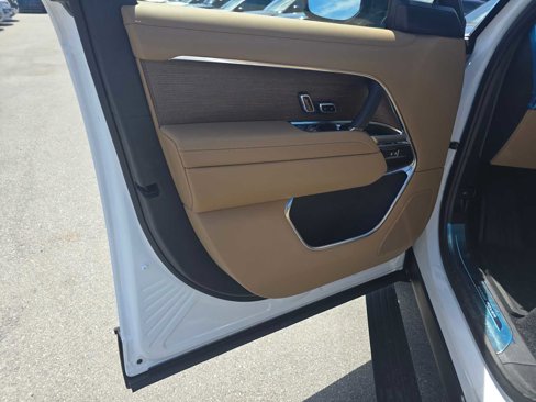 New 2025 Land Rover Range Rover Long Wheelbase SE image 23