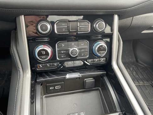 Used 2024 GMC Yukon XL Denali w/ Advanced Technology Package image 9