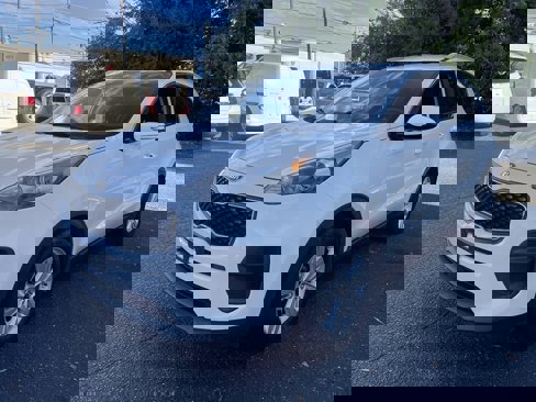 Used 2018 Kia Sportage LX w/ LX Technology Package image 4