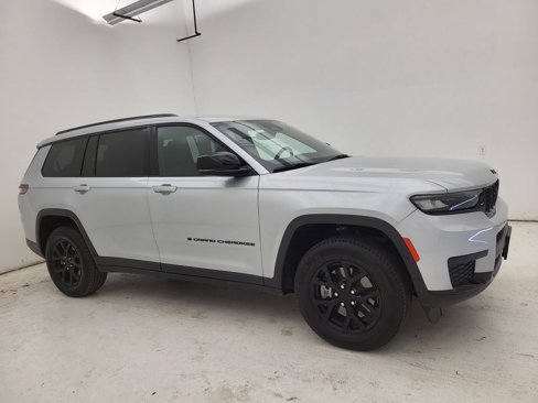 Used 2024 Jeep Grand Cherokee L Laredo image 1