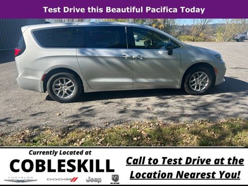 New 2026 Chrysler Pacifica Select image 3