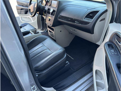 Used 2016 Chrysler Town & Country Touring image 15