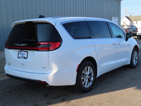 New 2026 Chrysler Pacifica Select image 3