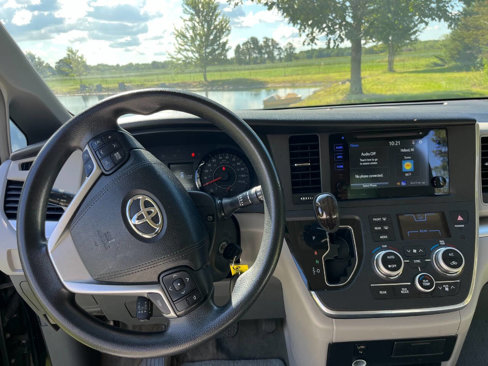 Used 2017 Toyota Sienna LE image 8