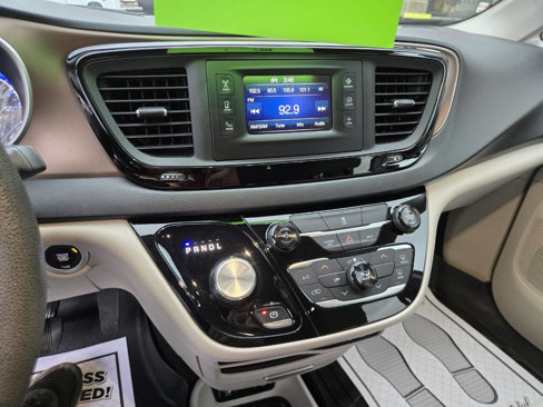 Used 2017 Chrysler Pacifica Touring image 15
