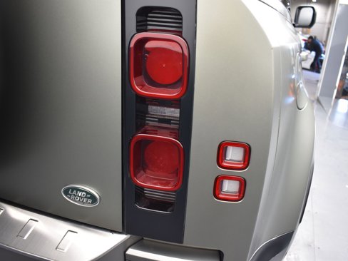 Used 2023 Land Rover Defender 110 X-Dynamic SE image 7