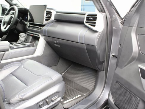 Used 2025 Toyota Sequoia Platinum image 31