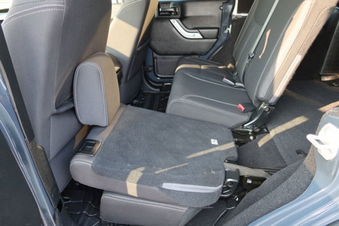 Used 2018 Jeep Wrangler Unlimited Rubicon w/ Connectivity Group image 16