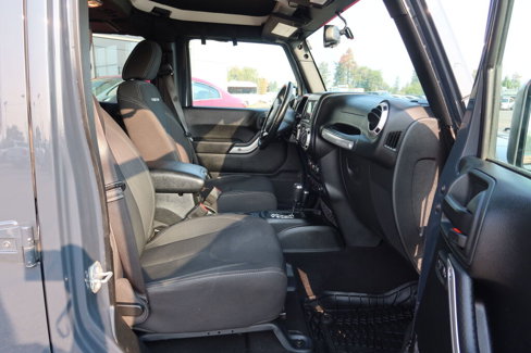 Used 2018 Jeep Wrangler Unlimited Rubicon w/ Connectivity Group image 19