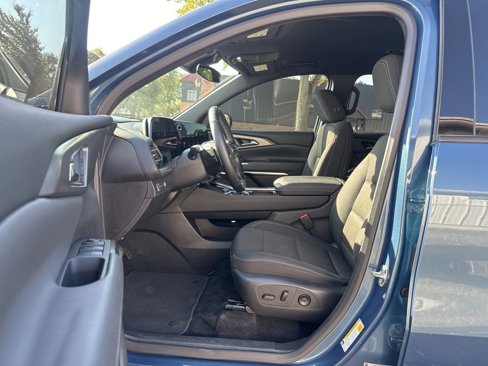 Used 2025 Chevrolet Traverse LT image 13