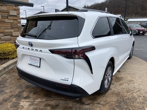 Used 2024 Toyota Sienna LE image 5