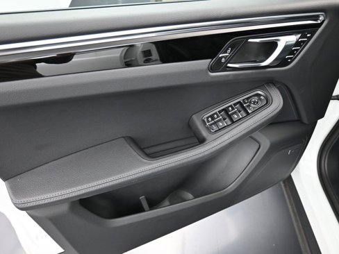 Certified 2025 Porsche Macan image 21