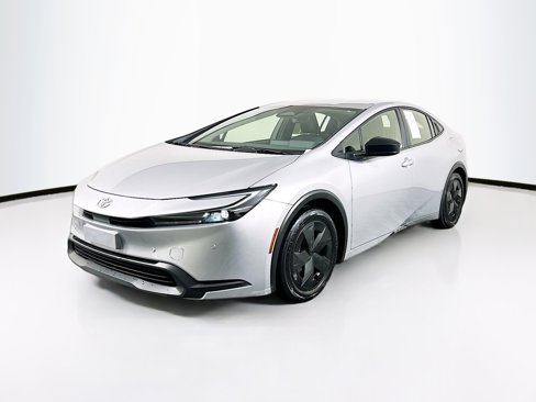 Used 2025 Toyota Prius LE image 3