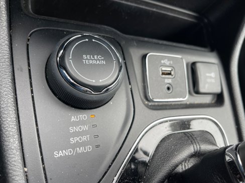 Used 2019 Jeep Cherokee Limited w/ Luxury Group image 23