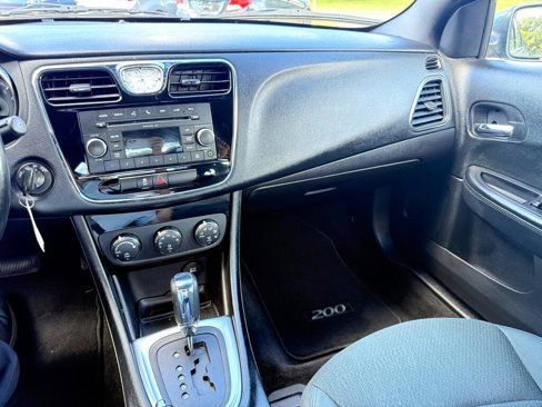 Used 2011 Chrysler 200 Touring image 25