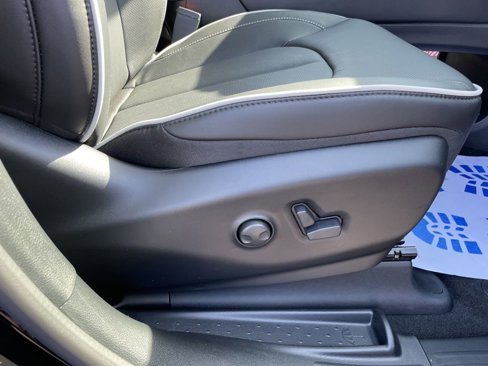 New 2026 Chrysler Pacifica Limited w/ Uconnect Theater Family Group image 37