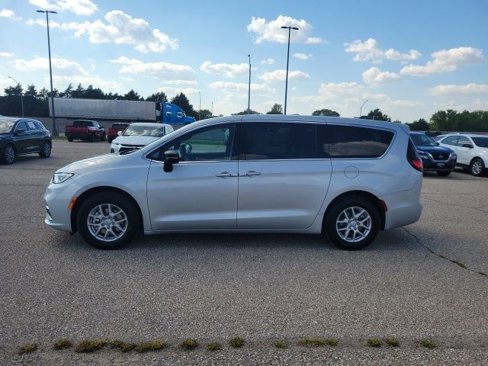 New 2026 Chrysler Pacifica Select image 2