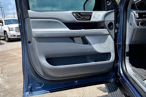 Used 2019 Lincoln Navigator Reserve image 17